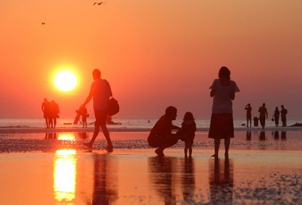 A beautiful sunset after a warm day on the beach!
